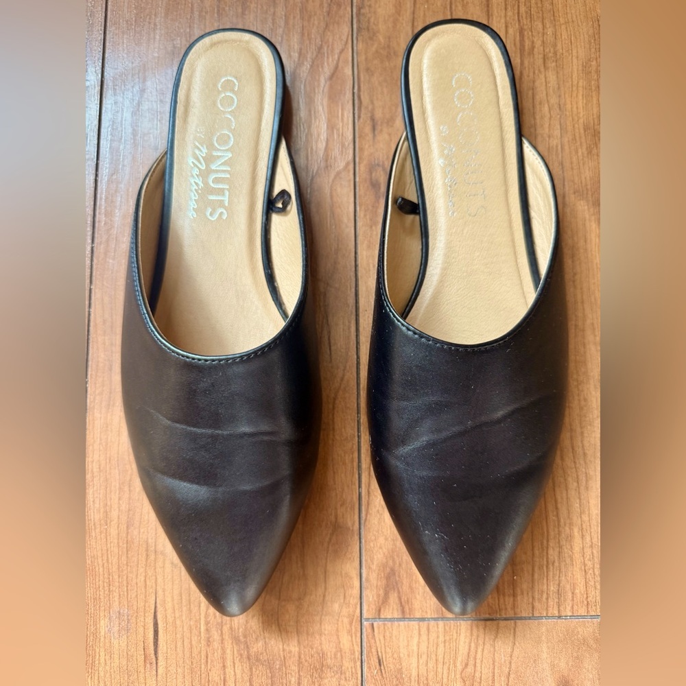 Coconuts by Matisse Pointed Toe Flat Mules Slip-on black Faux Leather size 9